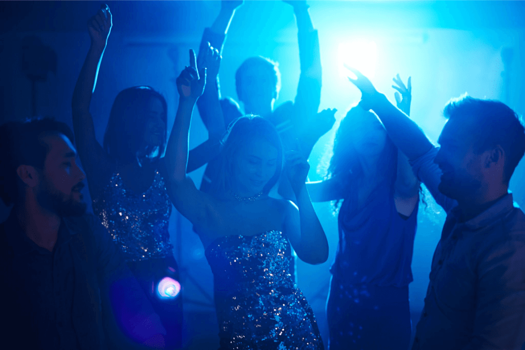 clubbing-friends-2021-09-24-03-38-20-utc-2048x1365