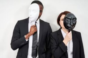 medium-shot-couple-spending-time-seaside